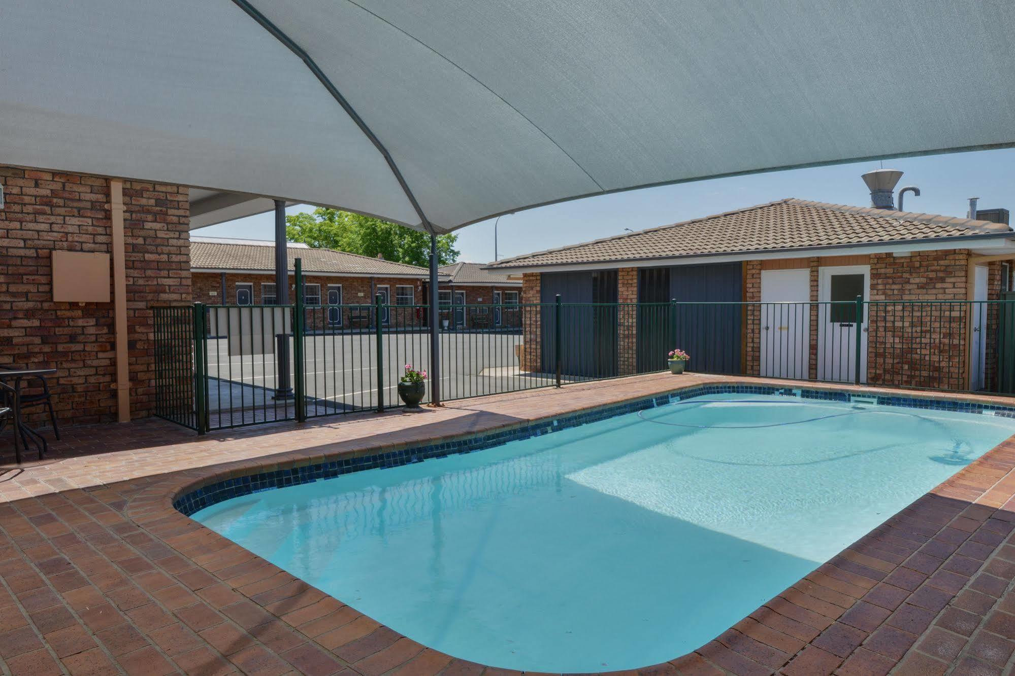 Cadman Motor Inn And Apartments Tamworth Exterior photo