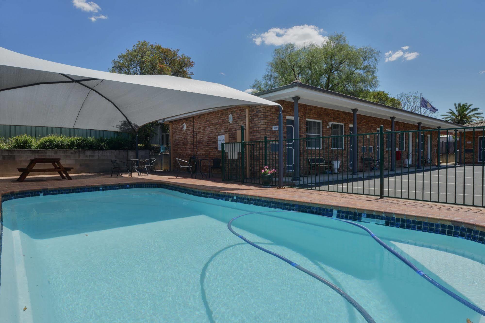 Cadman Motor Inn And Apartments Tamworth Exterior photo